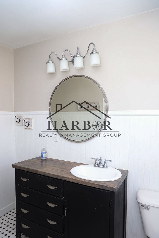 Building Photo - 3 Bedroom Single Family Home in SE Rochest...