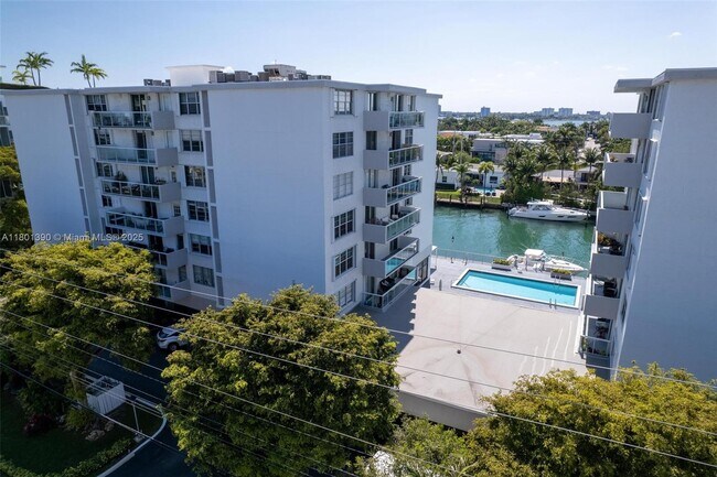 Building Photo - 10000 W Bay Harbor Dr