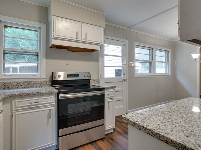 Building Photo - Beautiful renovation! 3bd 2 bath home in S...