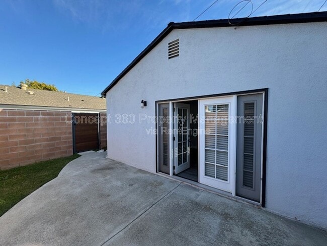 Building Photo - 2061 Lomina Ave