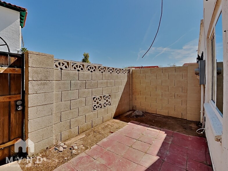 Building Photo - 2132 W Glenrosa Ave