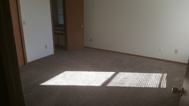 Building Photo - Great 3 Bed 2 Bath 2 Car Garage Flat Duple...