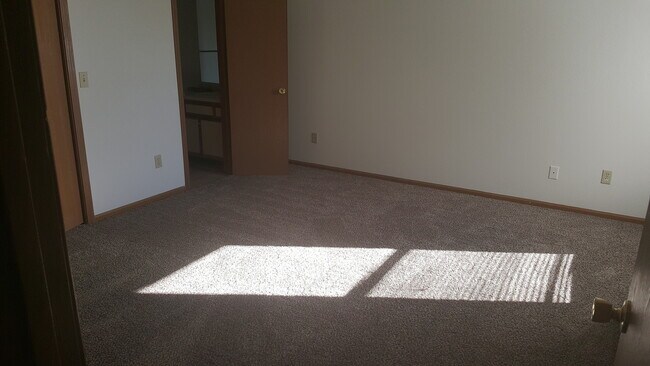 Building Photo - Great 3 Bed 2 Bath 2 Car Garage Flat Duplex- Pets ok!