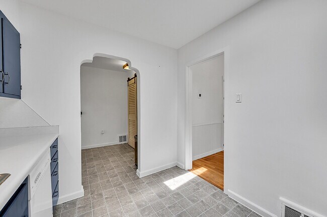 Building Photo - $2,300.00 - 2 Beds, 1 Bath, Single Family ...