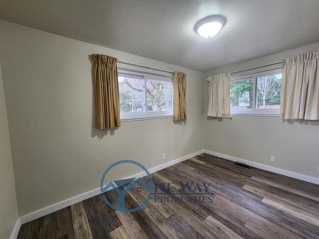 Building Photo - 4624 Grandview Dr W