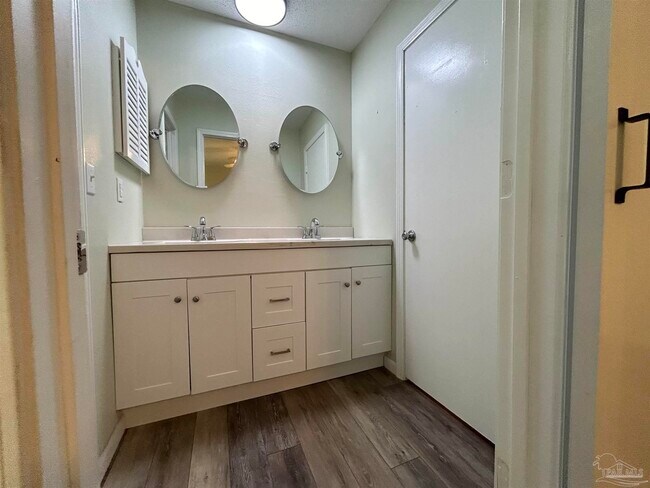 Building Photo - 4665 Balmoral Dr