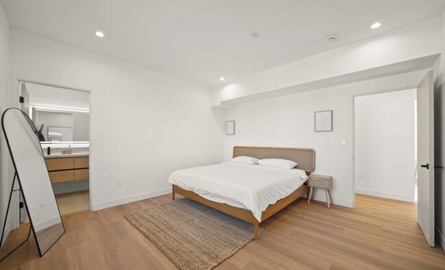 Building Photo - RECENTLY RENOVATED TOWNHOME | 5 BED 5 BATH | PRIVATE ROOFTOP DECK |  PET FRIENDLY | SPACIOUS BEDR...