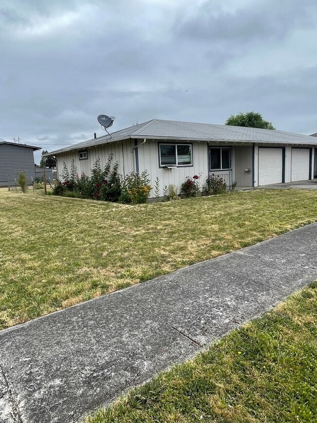 Building Photo - Great Pet Friendly Two Bedroom Duplex in Lebanon!