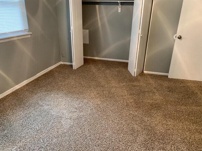 Building Photo - 384 Redding Rd