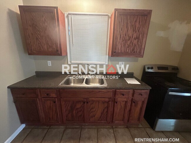 Building Photo - 392 Main St