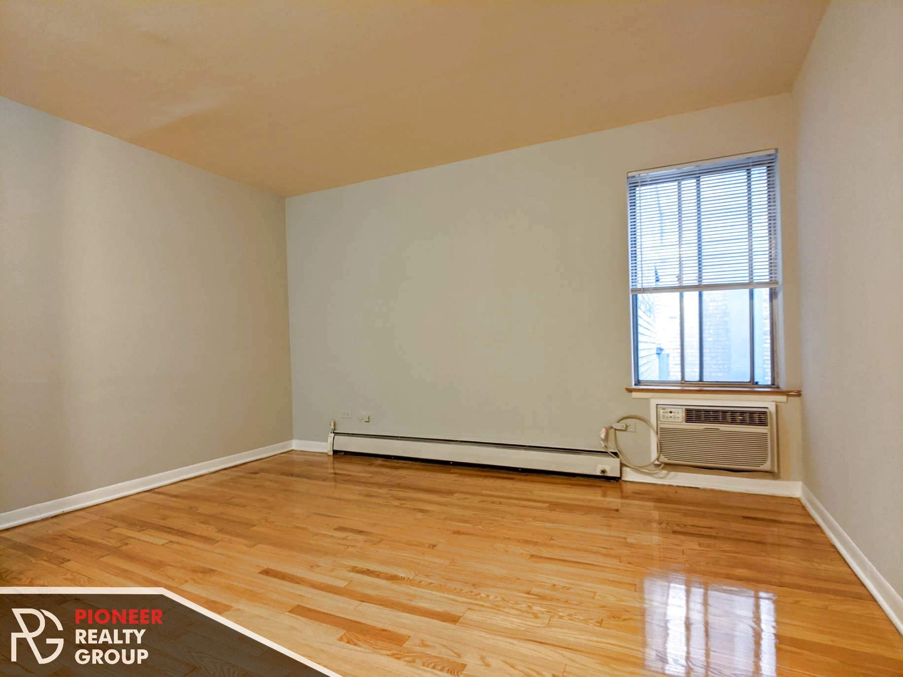 Building Photo - 502 W Briar Pl