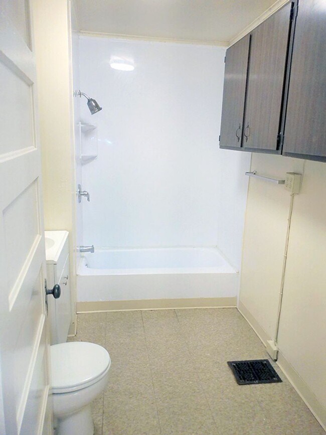 Building Photo - Available 6/1/2026 Charming Home With Priv...