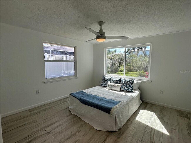 Building Photo - 812 Bayview Dr
