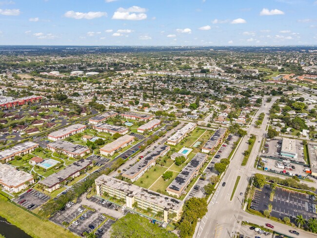 Building Photo - 9911 Sandalfoot Blvd