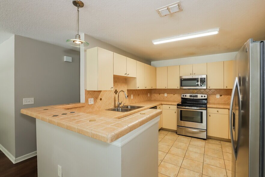 Building Photo - 10326 Summerview Cir