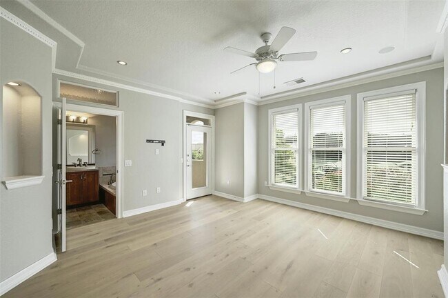 Building Photo - 2226 Westlake Dr