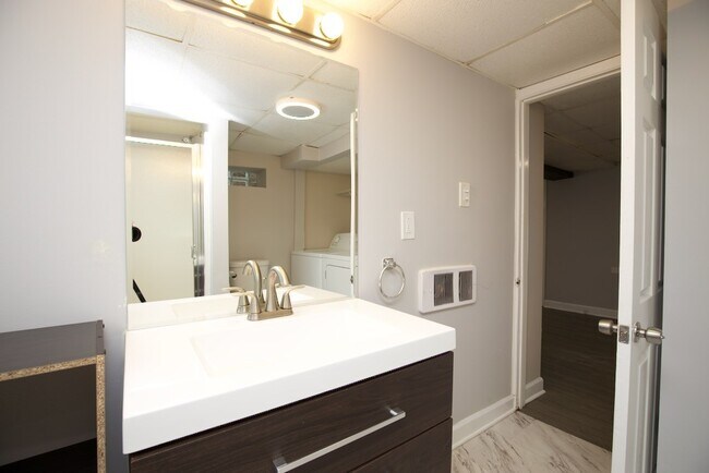 Building Photo - 3521 W Grace St