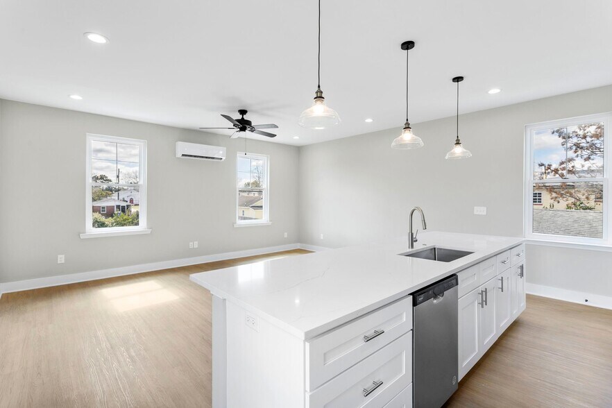 Building Photo - 2028 Arbutus Ave