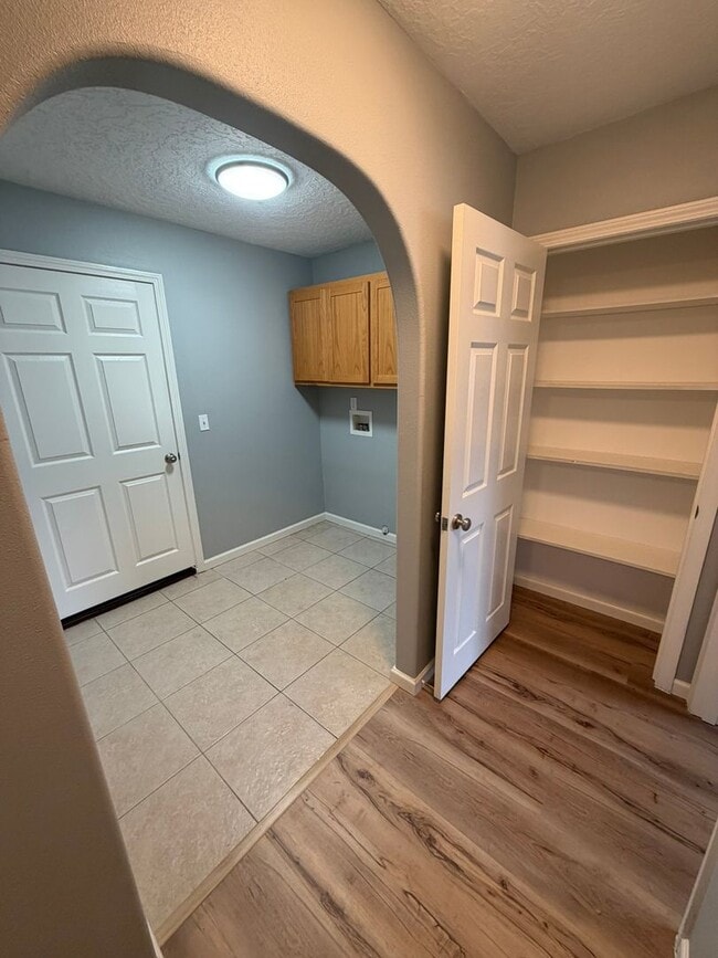 Building Photo - Large 2 Bedroom with Fenced Yard!