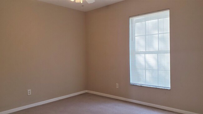 Building Photo - ~ 3/2 ~ Louisa Pointe ~ Crenshaw Circle ~ ...