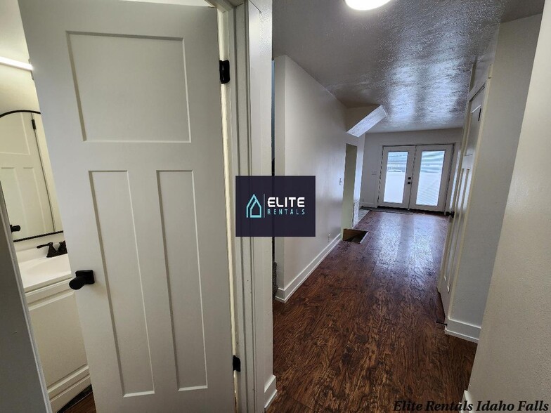 Building Photo - 1528 Falcon Dr