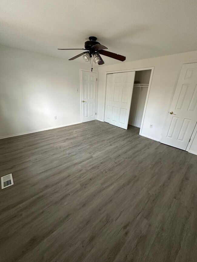 Building Photo - Welcome home- 3 bedroom, 1.5 bath