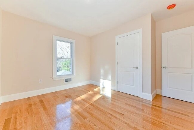 Building Photo - 31 Chipman St
