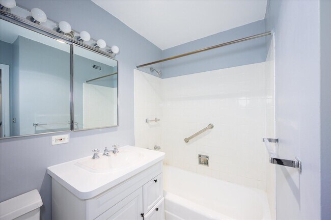 Building Photo - 1460 N Sandburg Terrace