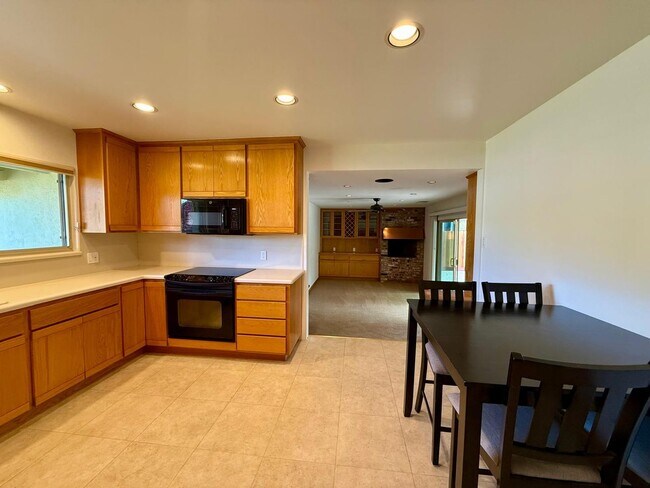 Building Photo - THREE BED / TWO BATH SINGLE LEVEL TERRA LINDA HOME WITH FAMILY ROOM AND A/C