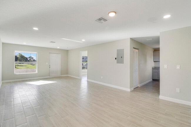 Building Photo - 548 SW 5th St