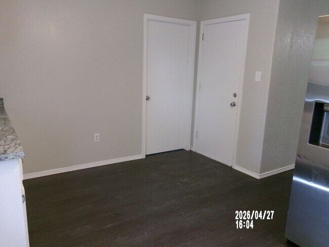 Building Photo - 106 N Elk Dr