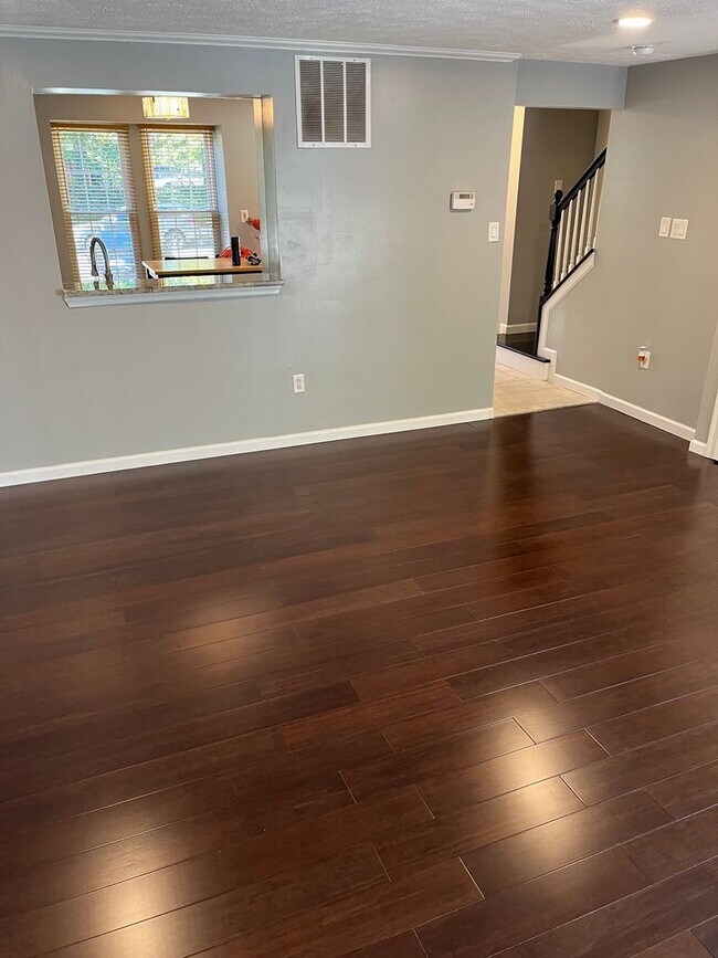 Building Photo - Beautiful 2 Bedrooms 2.5 Bathroom luxury 3 level Townhouse location in the Rockburn Commons Commu...