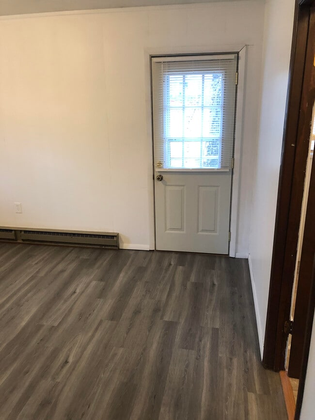 Building Photo - Brooke apartments unit 1