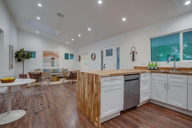 Primary Photo - 5135 N Eagle Rock Blvd