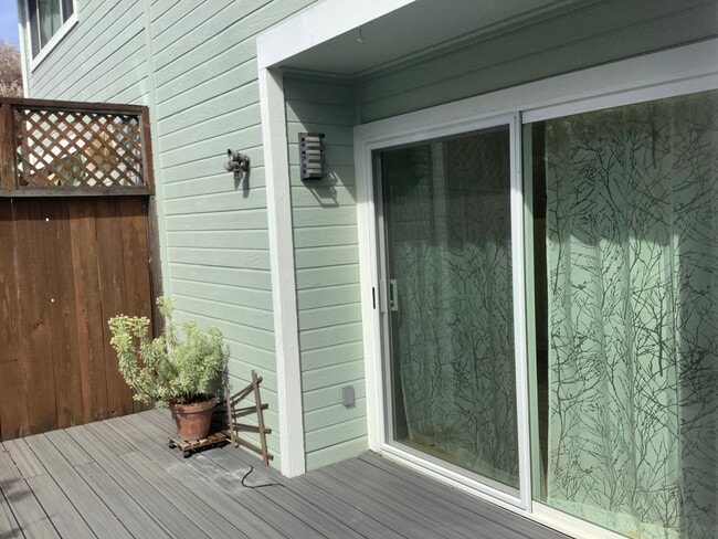 Building Photo - Updated 2 bedroom, 2 1/2 bathroom townhouse in downtown Sebastopol