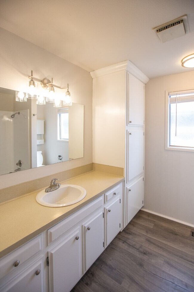 Building Photo - SWINGWOOD