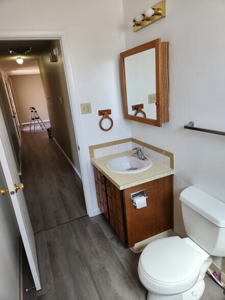 Bath - 333 W Concho Dr