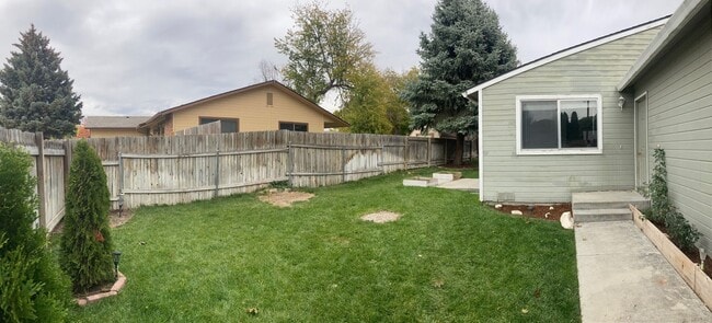 Building Photo - Duplex In Quiet Neighborhood