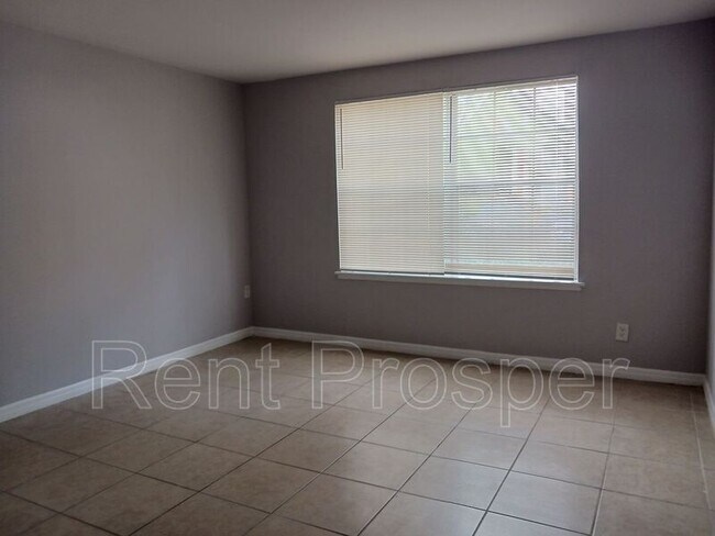 Building Photo - 4180 Versailles Dr