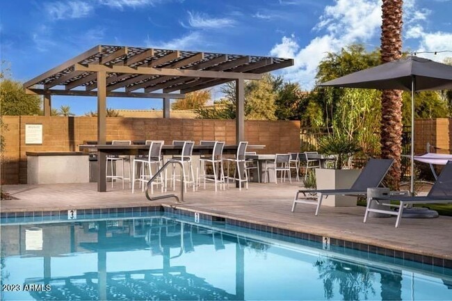 Building Photo - 1355 W Crane Dr