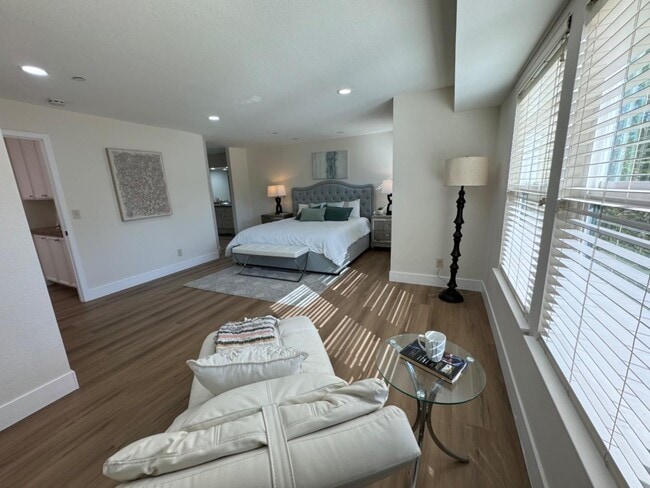 Building Photo - 963 La Mesa Terrace