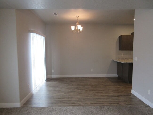 Building Photo - 3 bed -2.5 bath - Newer townhome in the he...