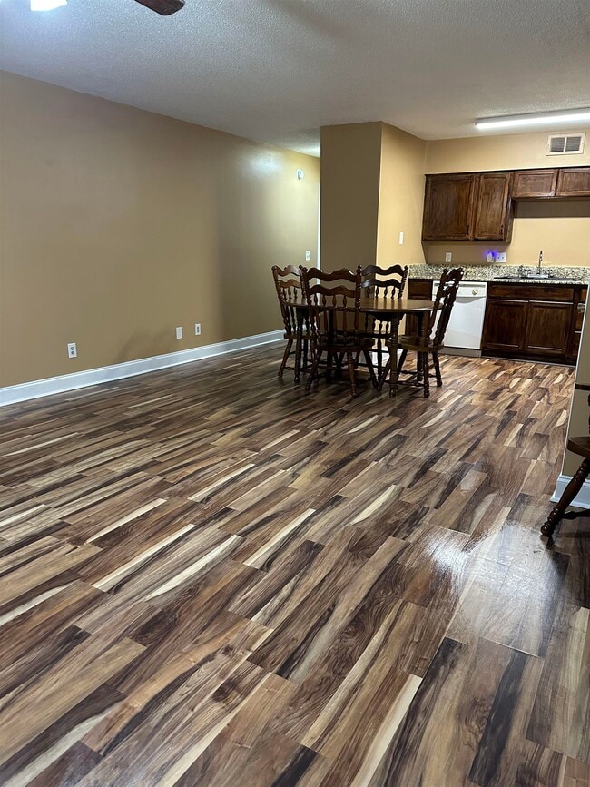 Building Photo - 405 Cambridge Cir