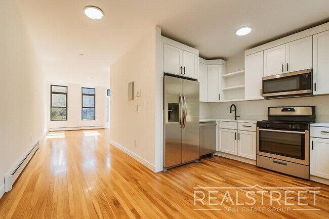 Building Photo - Charming 2 Bed 1.5 Bath Upper Duplex in Bushwick with Garden