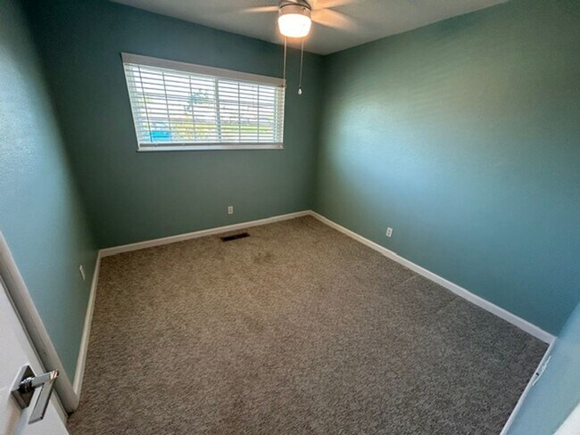 Building Photo - 2647 W Evergreen Ct