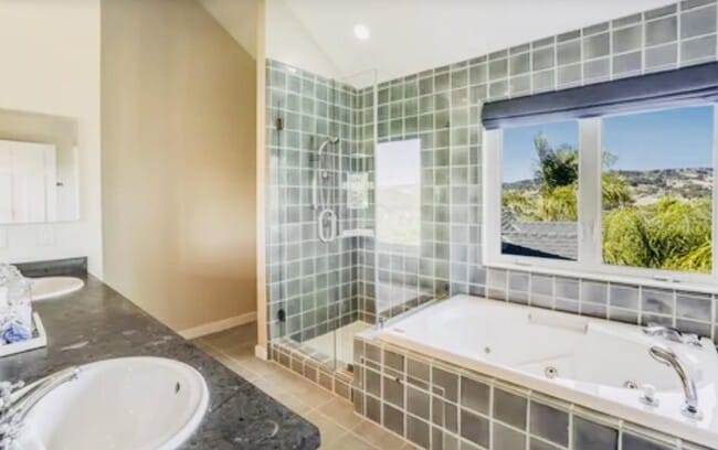 Building Photo - 985 Woodview Pl