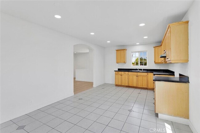Building Photo - 348 W 83rd St
