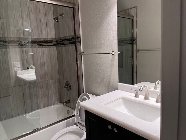 Building Photo - Adorable light and bright! 3Bedroom/2Bath ...