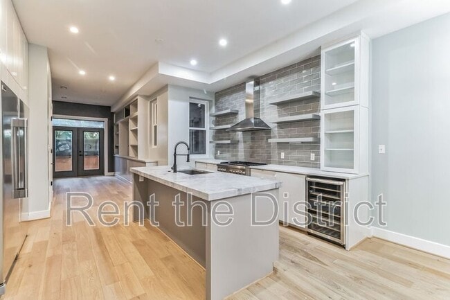 Building Photo - 1239 Kenyon St NW