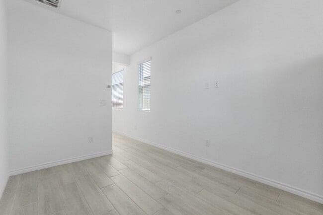 Building Photo - MULTI-GENERATIONAL New Build Home with En Suite In Skye Canyon!